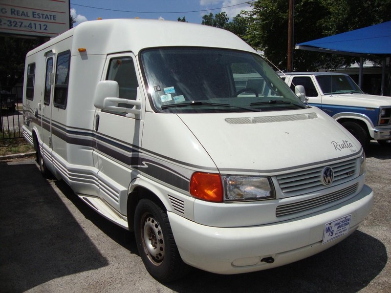 Winnebago Rialta Vehicle Full-screen Gallery Image 02