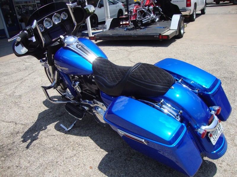 Harley-Davidson STREETGLIDE Vehicle Full-screen Gallery Image 02