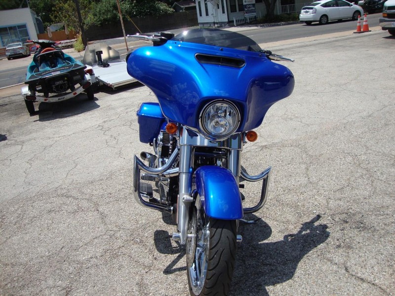 Harley-Davidson STREETGLIDE Vehicle Full-screen Gallery Image 03