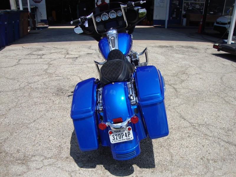 Harley-Davidson STREETGLIDE Vehicle Full-screen Gallery Image 04