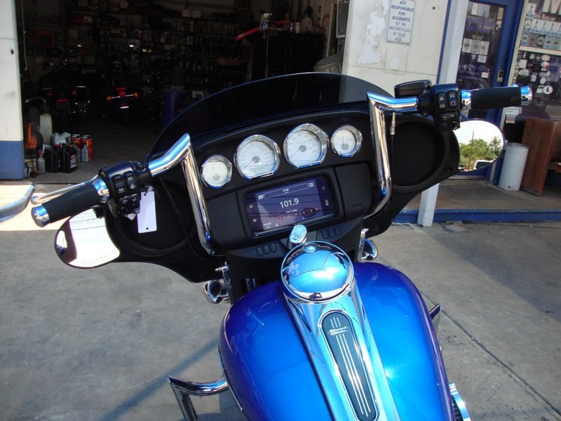 Harley-Davidson STREETGLIDE Vehicle Full-screen Gallery Image 05