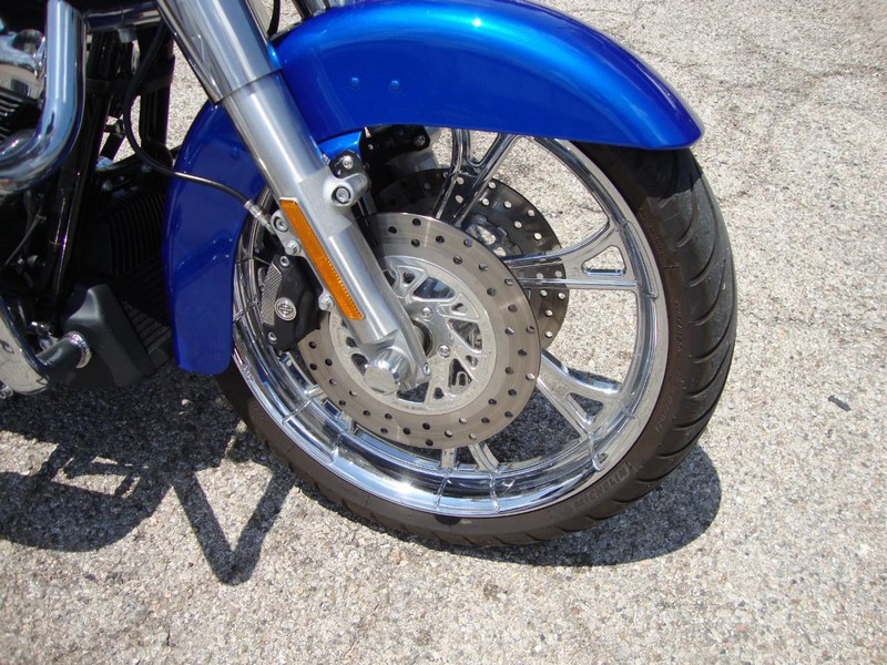 Harley-Davidson STREETGLIDE Vehicle Full-screen Gallery Image 07