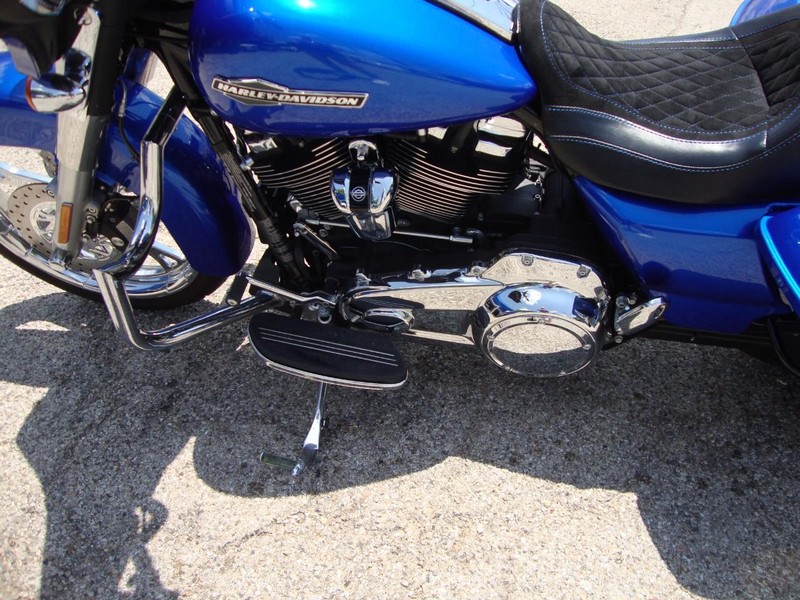 Harley-Davidson STREETGLIDE Vehicle Full-screen Gallery Image 08