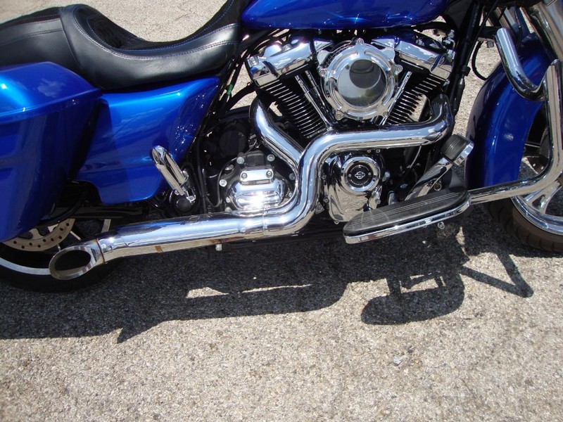 Harley-Davidson STREETGLIDE Vehicle Full-screen Gallery Image 09