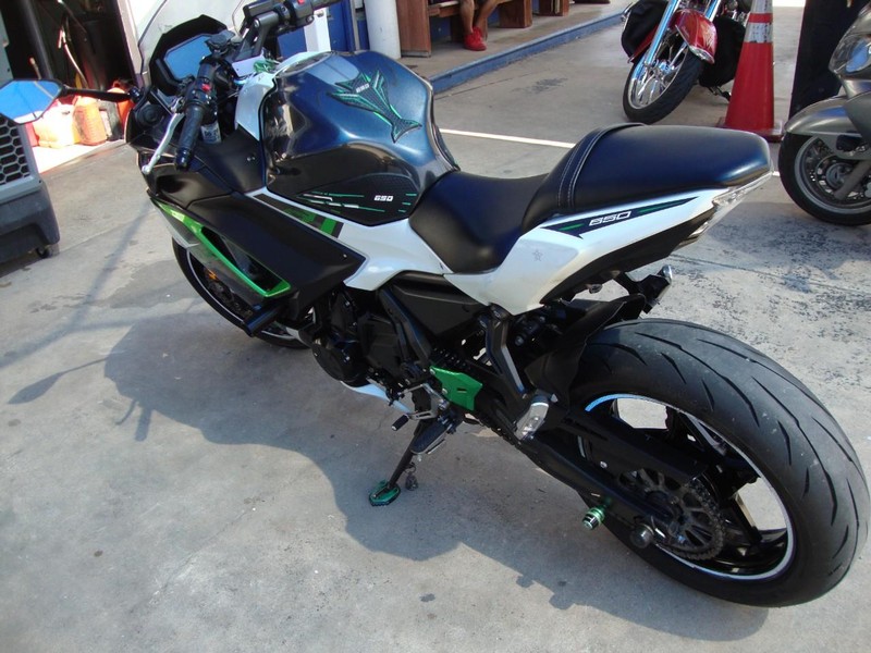 Kawasaki NINJA 650 Vehicle Full-screen Gallery Image 02