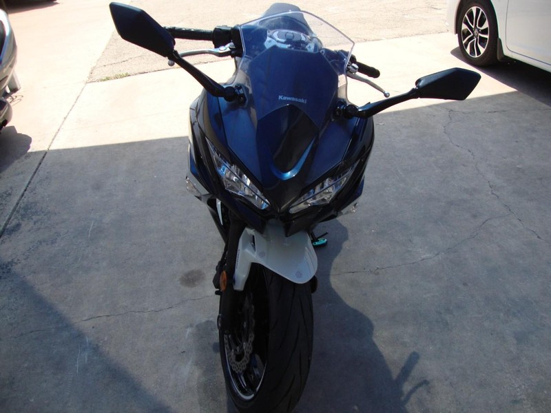 Kawasaki NINJA 650 Vehicle Full-screen Gallery Image 03