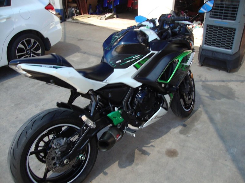 Kawasaki NINJA 650 Vehicle Full-screen Gallery Image 04