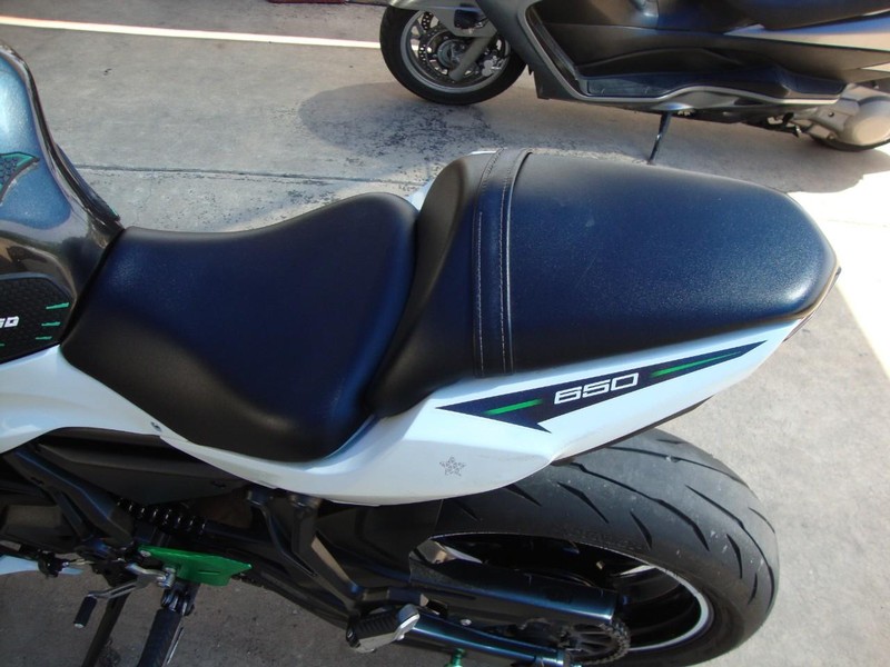 Kawasaki NINJA 650 Vehicle Full-screen Gallery Image 06