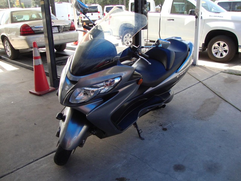 Suzuki BURGMAN 400 Vehicle Full-screen Gallery Image 02
