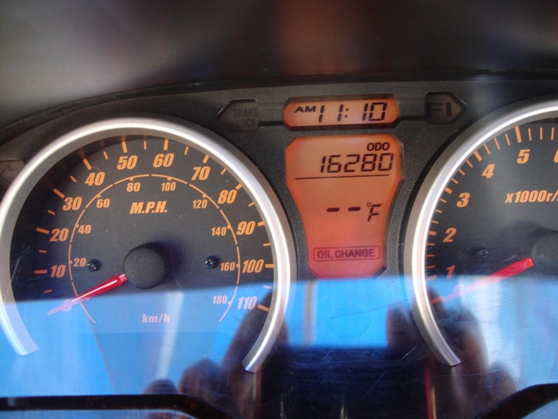 Suzuki BURGMAN 400 Vehicle Full-screen Gallery Image 03