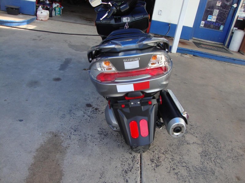 Suzuki BURGMAN 400 Vehicle Full-screen Gallery Image 04