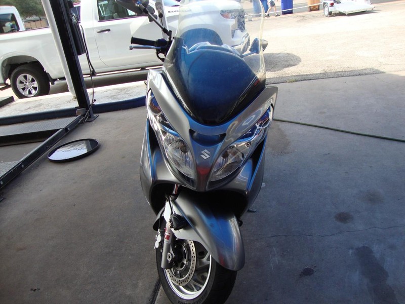 Suzuki BURGMAN 400 Vehicle Full-screen Gallery Image 05