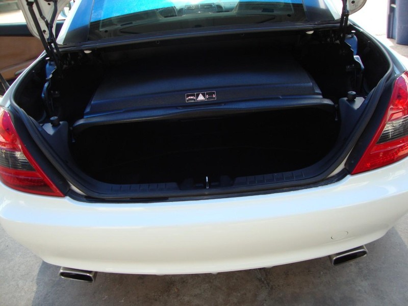 Mercedes-Benz SLK 350 Vehicle Full-screen Gallery Image 04