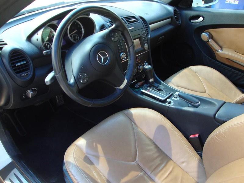 Mercedes-Benz SLK 350 Vehicle Full-screen Gallery Image 05