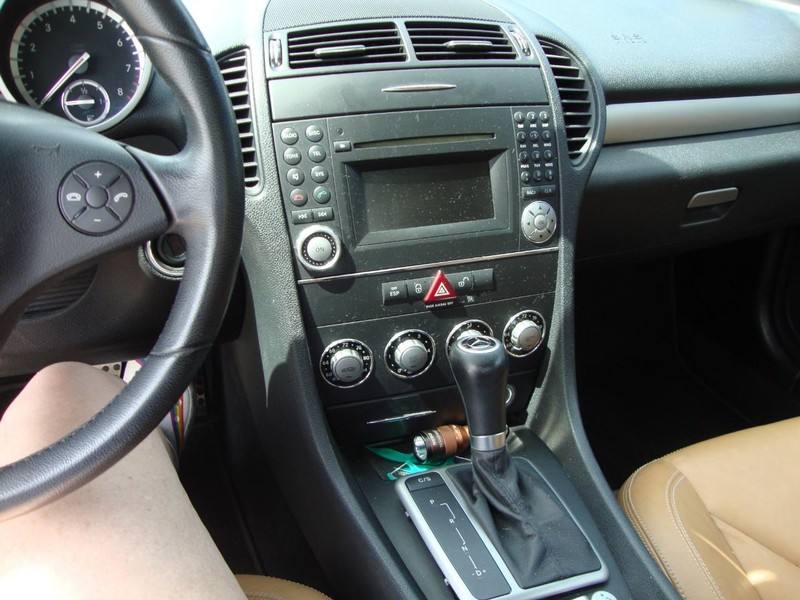 Mercedes-Benz SLK 350 Vehicle Full-screen Gallery Image 07