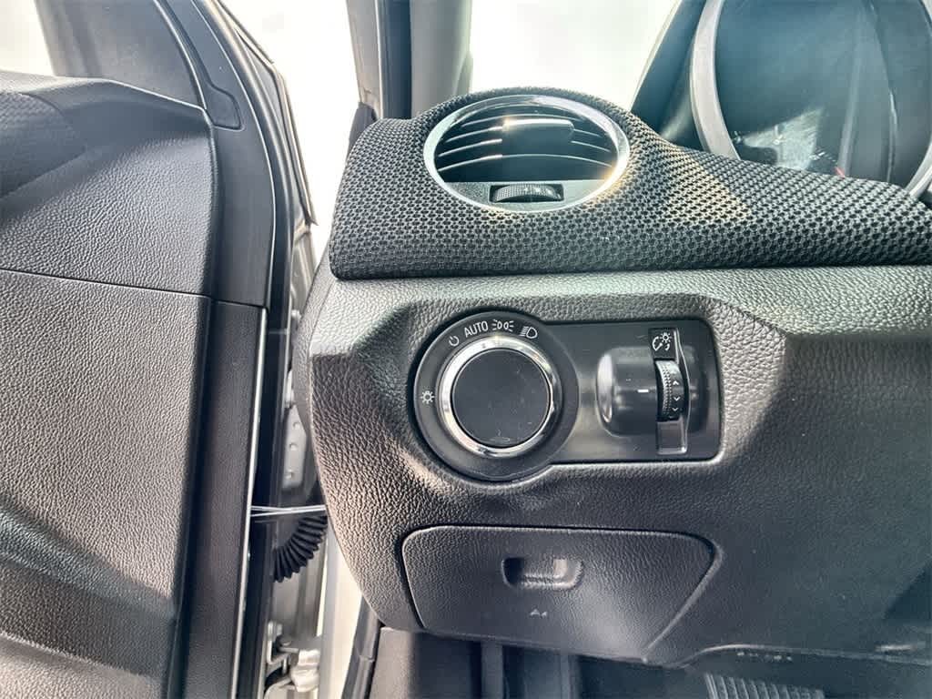 Chevrolet Cruze Vehicle Full-screen Gallery Image 16