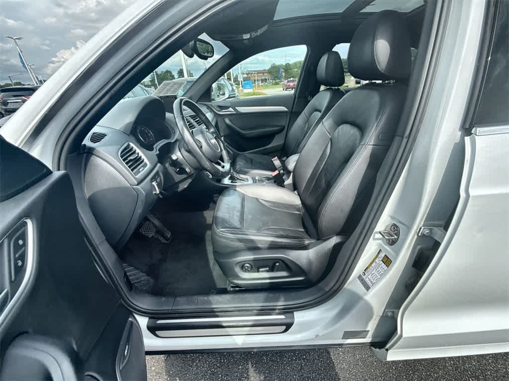 Audi Q3 Vehicle Full-screen Gallery Image 02