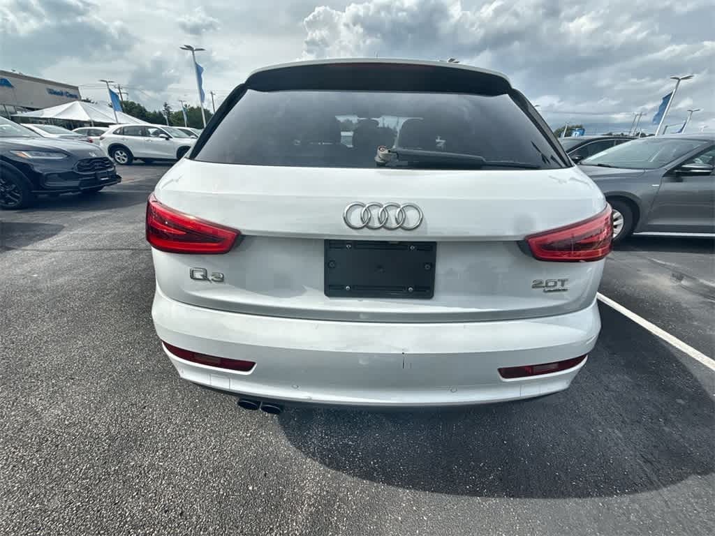 Audi Q3 Vehicle Full-screen Gallery Image 05