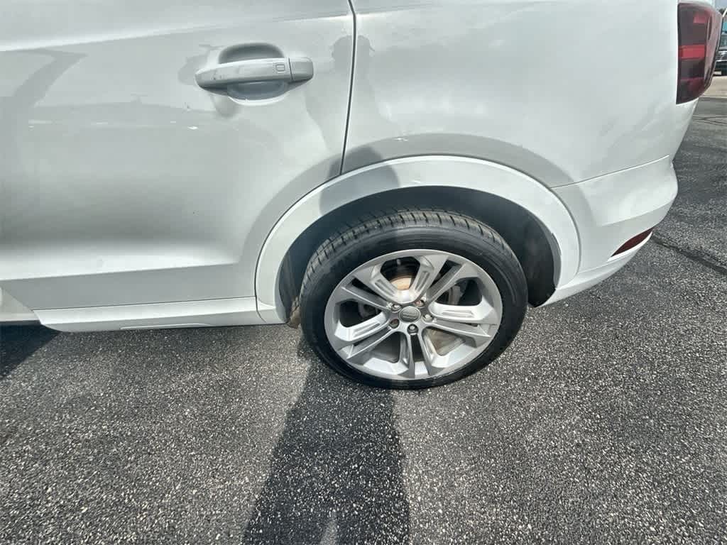 Audi Q3 Vehicle Full-screen Gallery Image 13