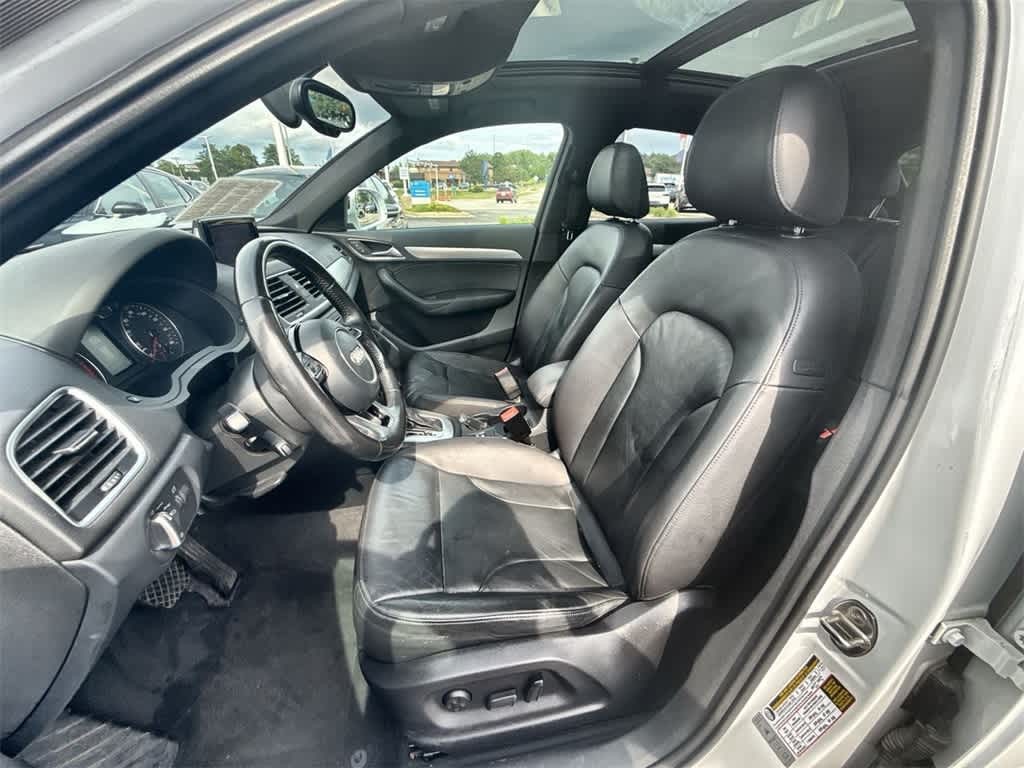 Audi Q3 Vehicle Full-screen Gallery Image 15