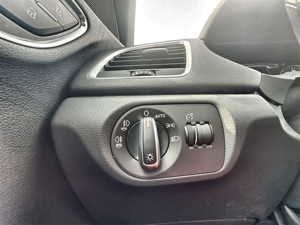 Audi Q3 Vehicle Full-screen Gallery Image 16