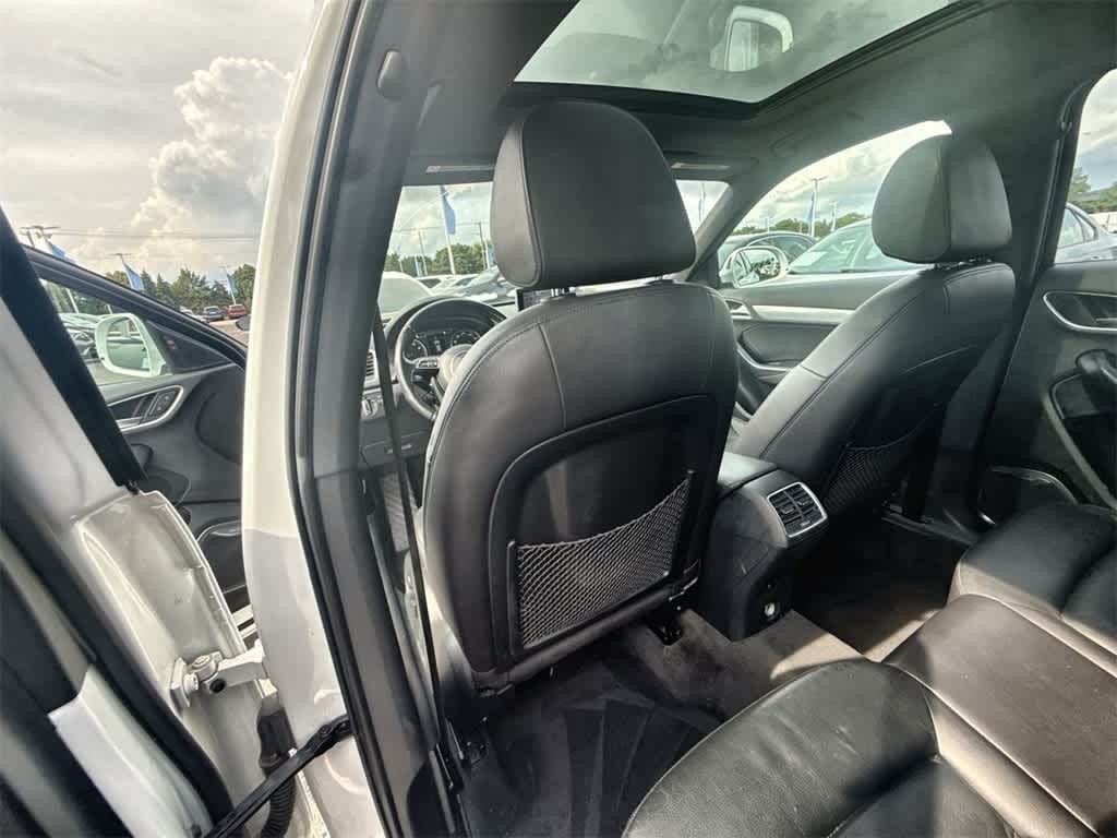 Audi Q3 Vehicle Full-screen Gallery Image 17