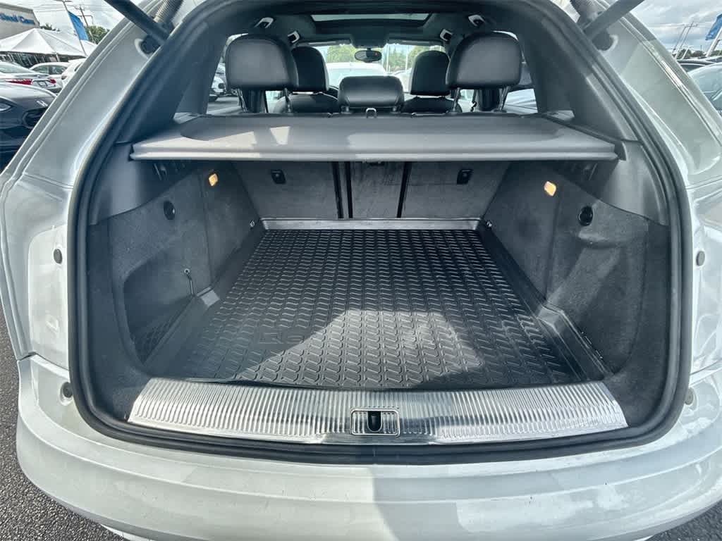 Audi Q3 Vehicle Full-screen Gallery Image 34