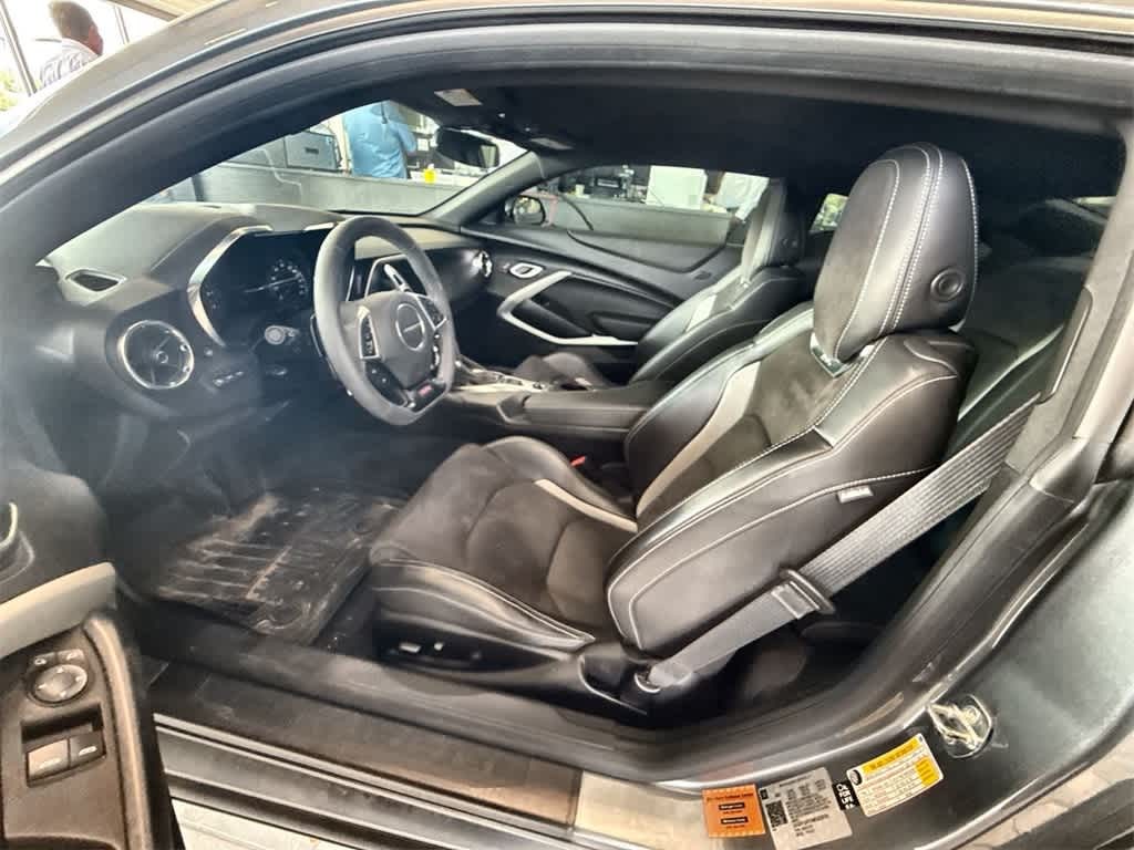 Chevrolet Camaro Vehicle Full-screen Gallery Image 02