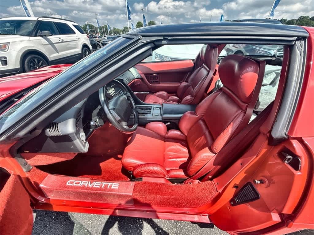 Chevrolet Corvette Vehicle Full-screen Gallery Image 02