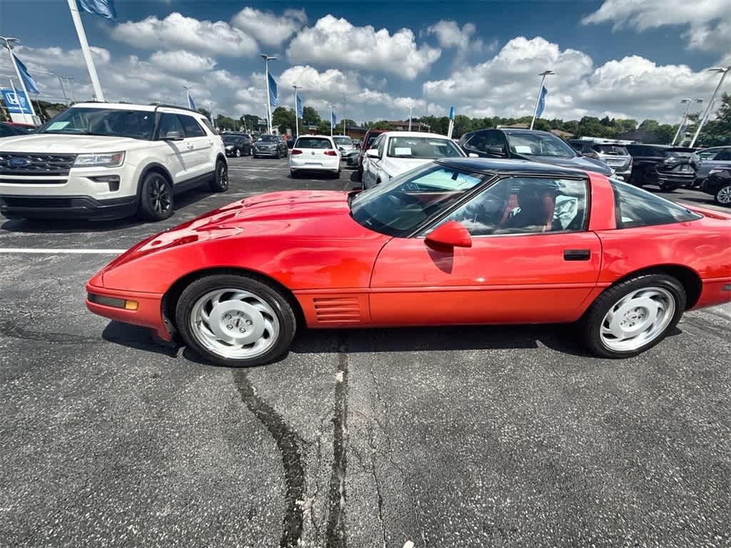 Chevrolet Corvette Vehicle Full-screen Gallery Image 03