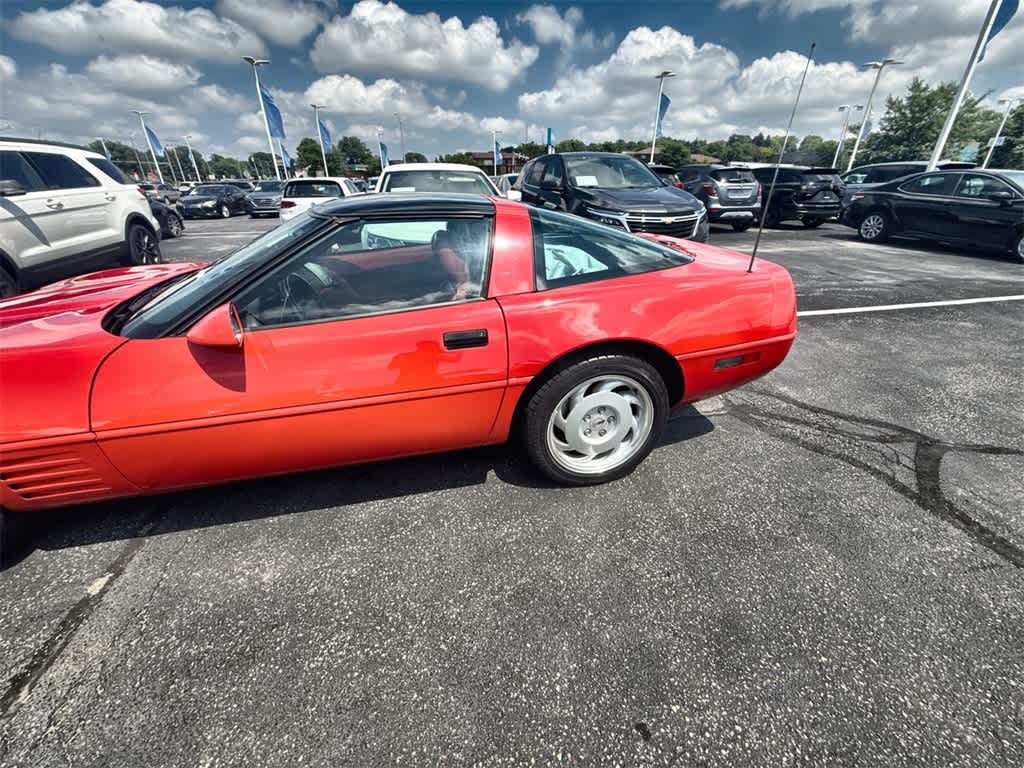Chevrolet Corvette Vehicle Full-screen Gallery Image 04