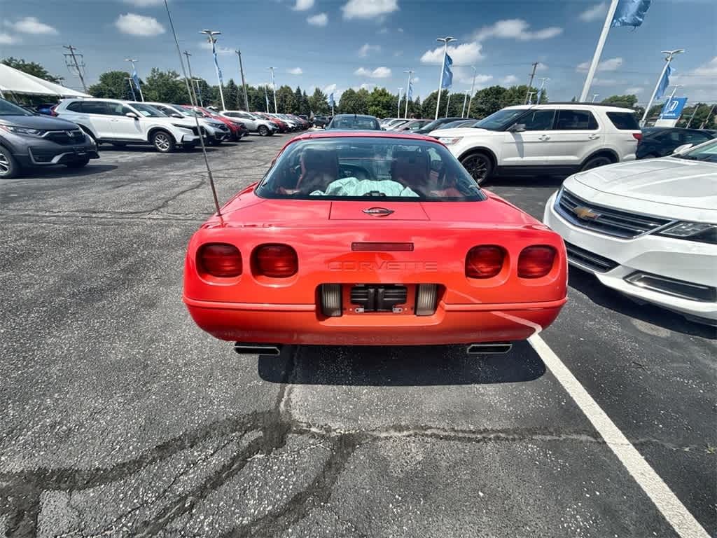 Chevrolet Corvette Vehicle Full-screen Gallery Image 05