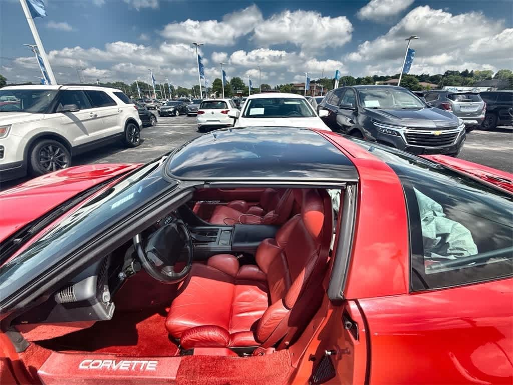 Chevrolet Corvette Vehicle Full-screen Gallery Image 10