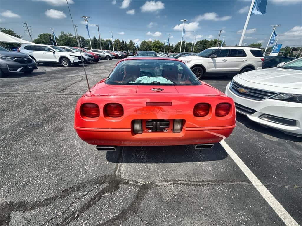 Chevrolet Corvette Vehicle Full-screen Gallery Image 12