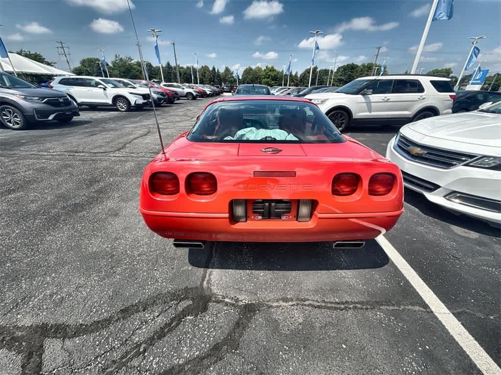 Chevrolet Corvette Vehicle Full-screen Gallery Image 13