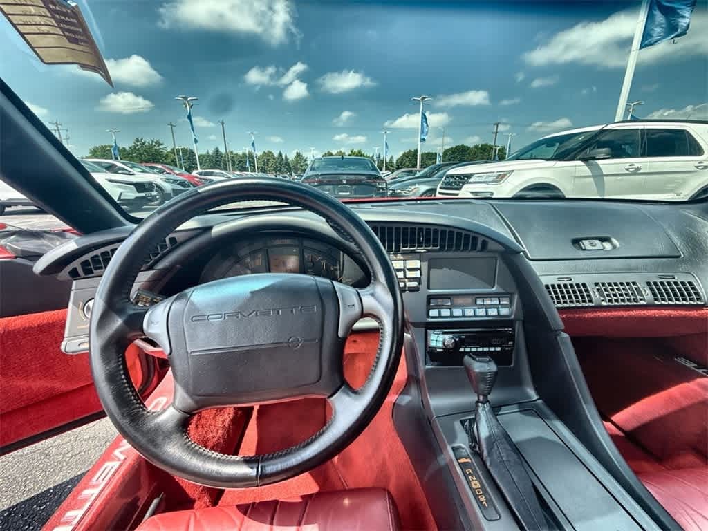 Chevrolet Corvette Vehicle Full-screen Gallery Image 15