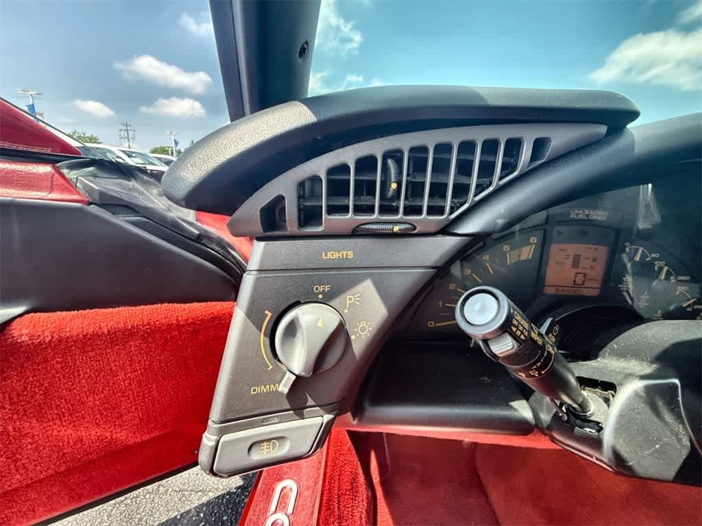 Chevrolet Corvette Vehicle Full-screen Gallery Image 17