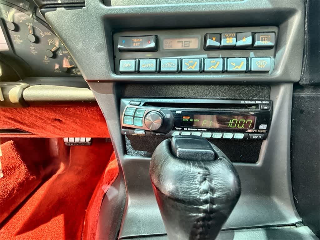 Chevrolet Corvette Vehicle Full-screen Gallery Image 25