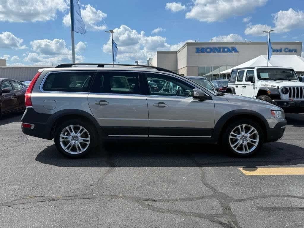 Volvo XC70 Vehicle Full-screen Gallery Image 02