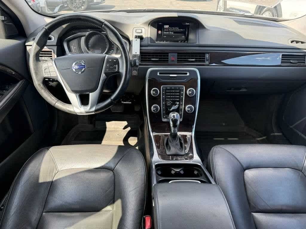 Volvo XC70 Vehicle Full-screen Gallery Image 09