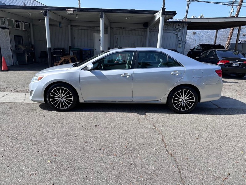 Toyota Camry Vehicle Full-screen Gallery Image 02