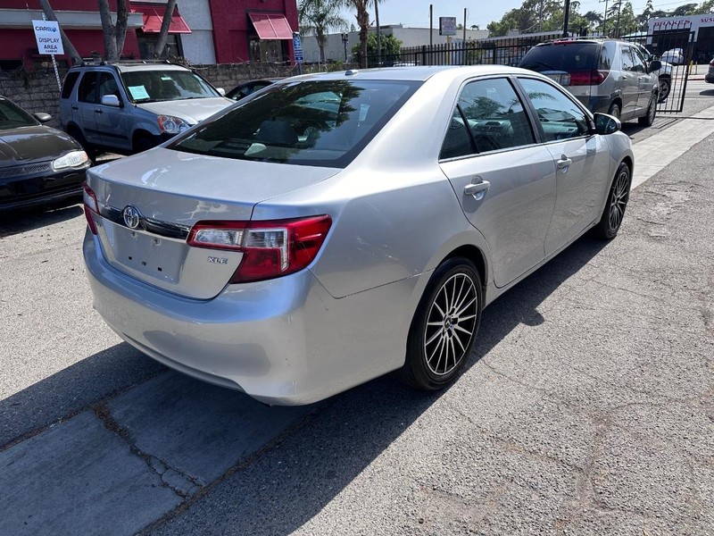 Toyota Camry Vehicle Full-screen Gallery Image 05