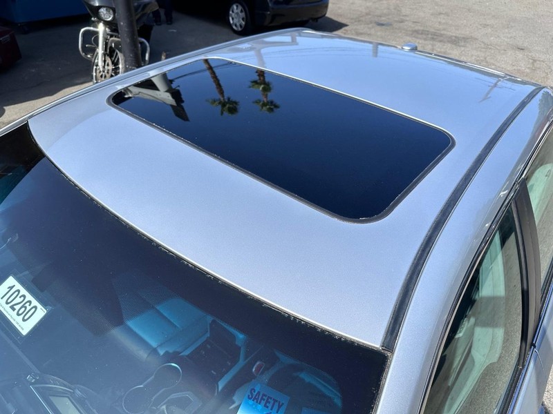 Toyota Camry Vehicle Full-screen Gallery Image 09