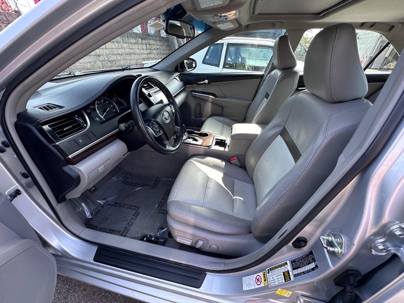 Toyota Camry Vehicle Full-screen Gallery Image 10