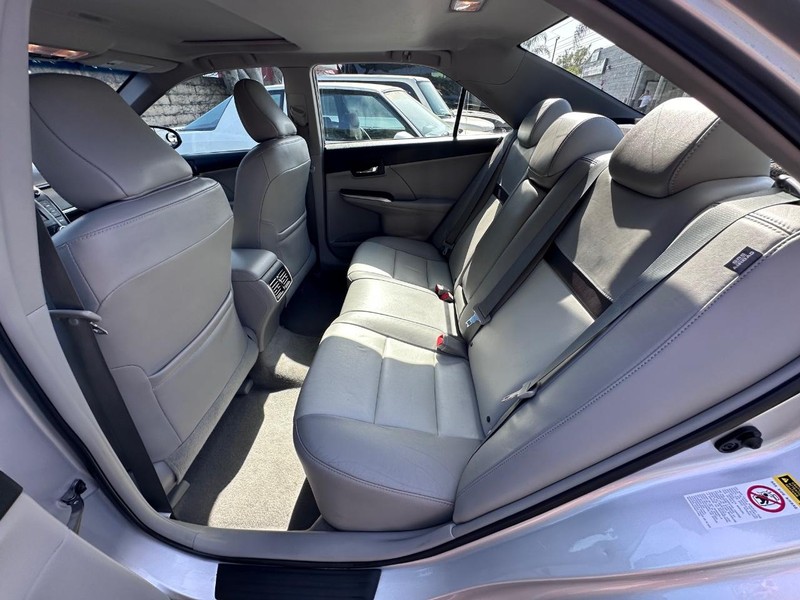 Toyota Camry Vehicle Full-screen Gallery Image 11