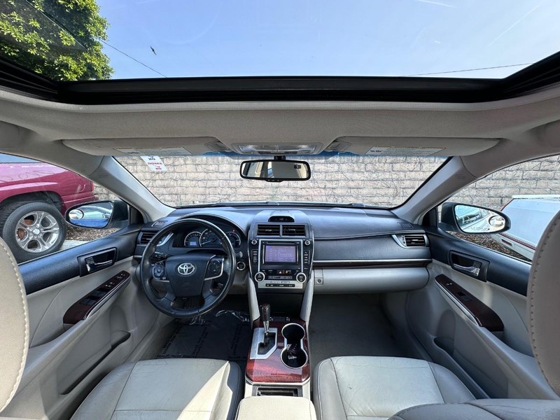 Toyota Camry Vehicle Full-screen Gallery Image 12