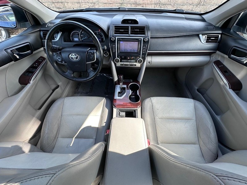 Toyota Camry Vehicle Full-screen Gallery Image 13