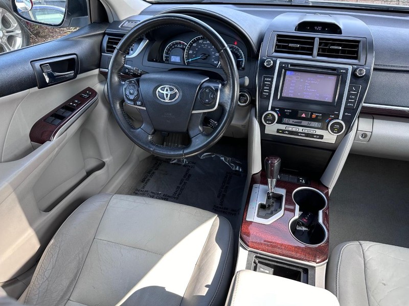 Toyota Camry Vehicle Full-screen Gallery Image 14