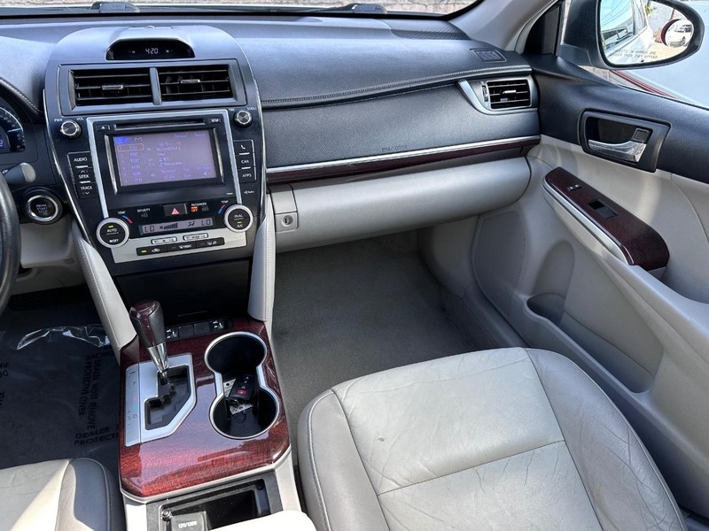 Toyota Camry Vehicle Full-screen Gallery Image 15