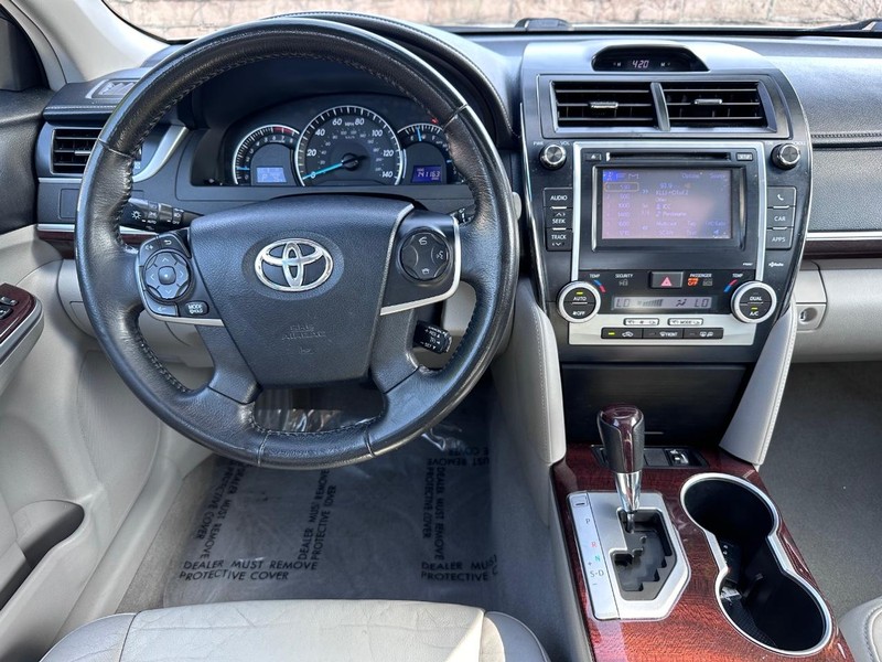 Toyota Camry Vehicle Full-screen Gallery Image 16